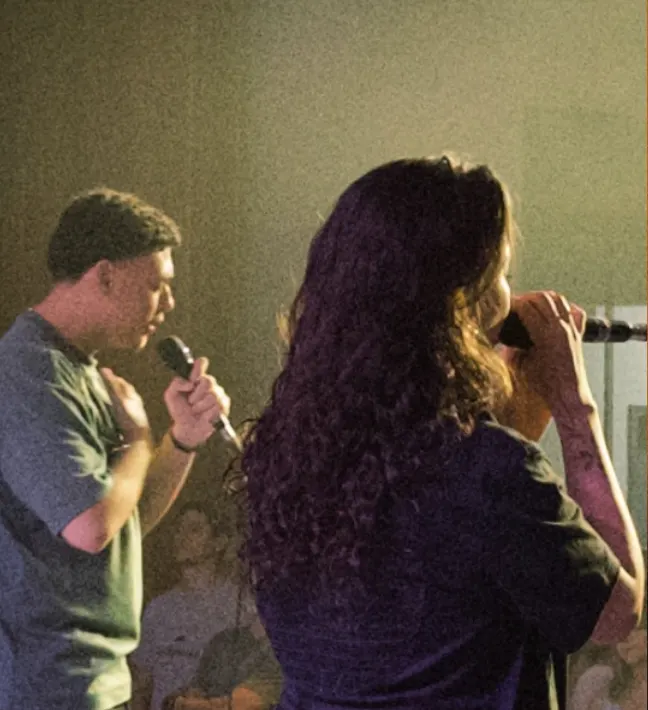 Dupla do ministério de louvor cantando